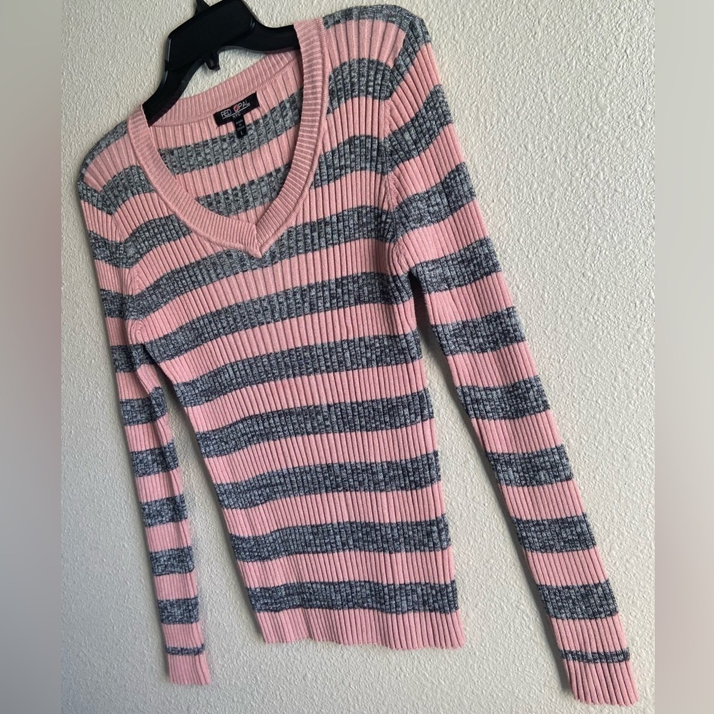 Red Opal NYC~Fitted~Stretch~Pink/Gray~Striped~V-Neck~Ribbed~Knit~Sweater~Size L